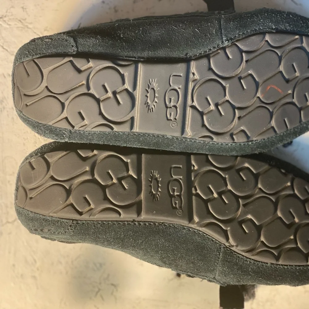 UGG Kids Moccasins in Forest Black Details - Picture 5 of 11